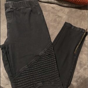 Distressed black skinny jegging